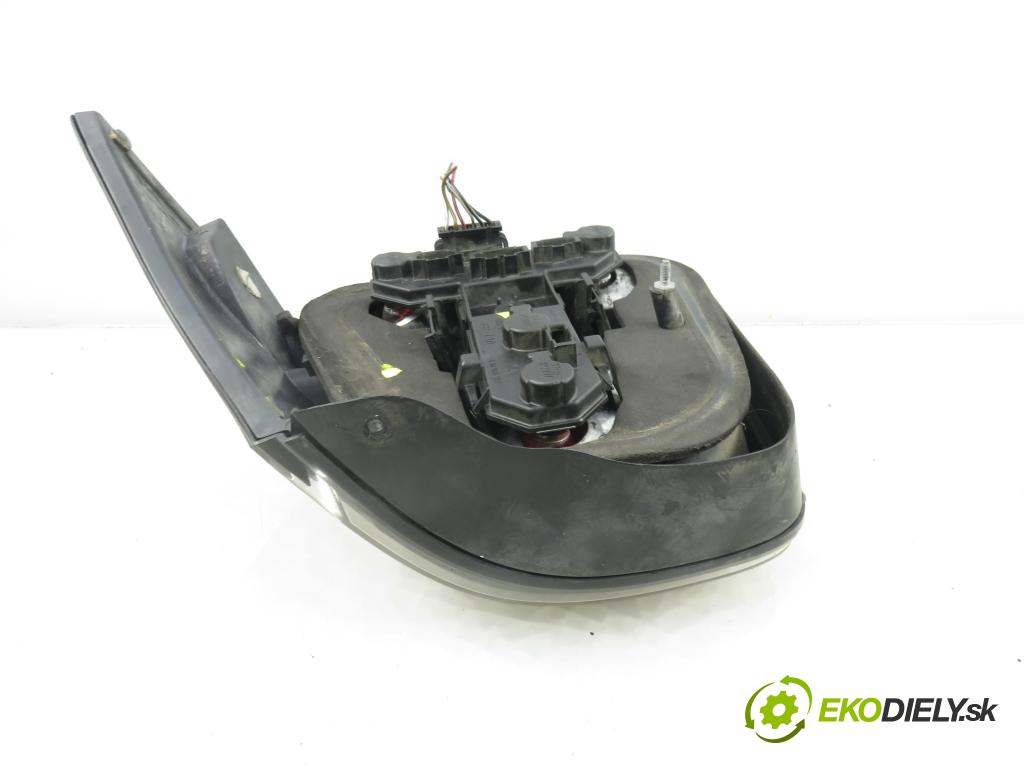 VW GOLF IV (1J1) HB 2001 66,00 1.9 TDI 90 - ALH 1896,00 svetla zadní část