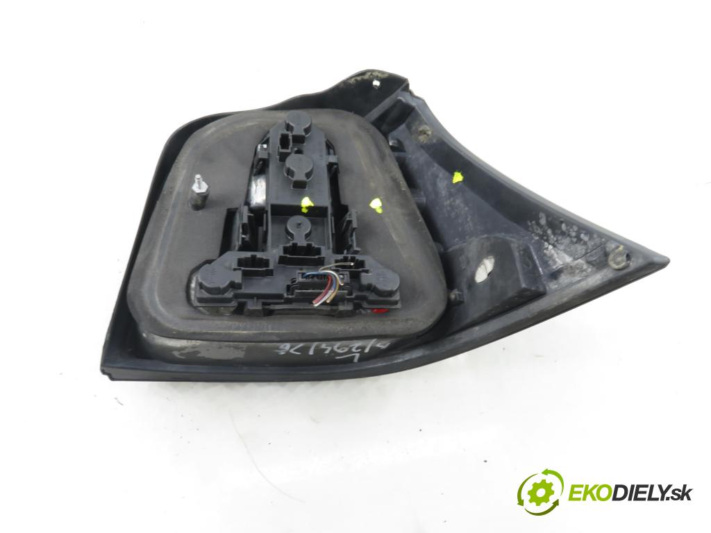 VW GOLF IV (1J1) HB 2001 66,00 1.9 TDI 90 - ALH 1896,00 svetla zadní část