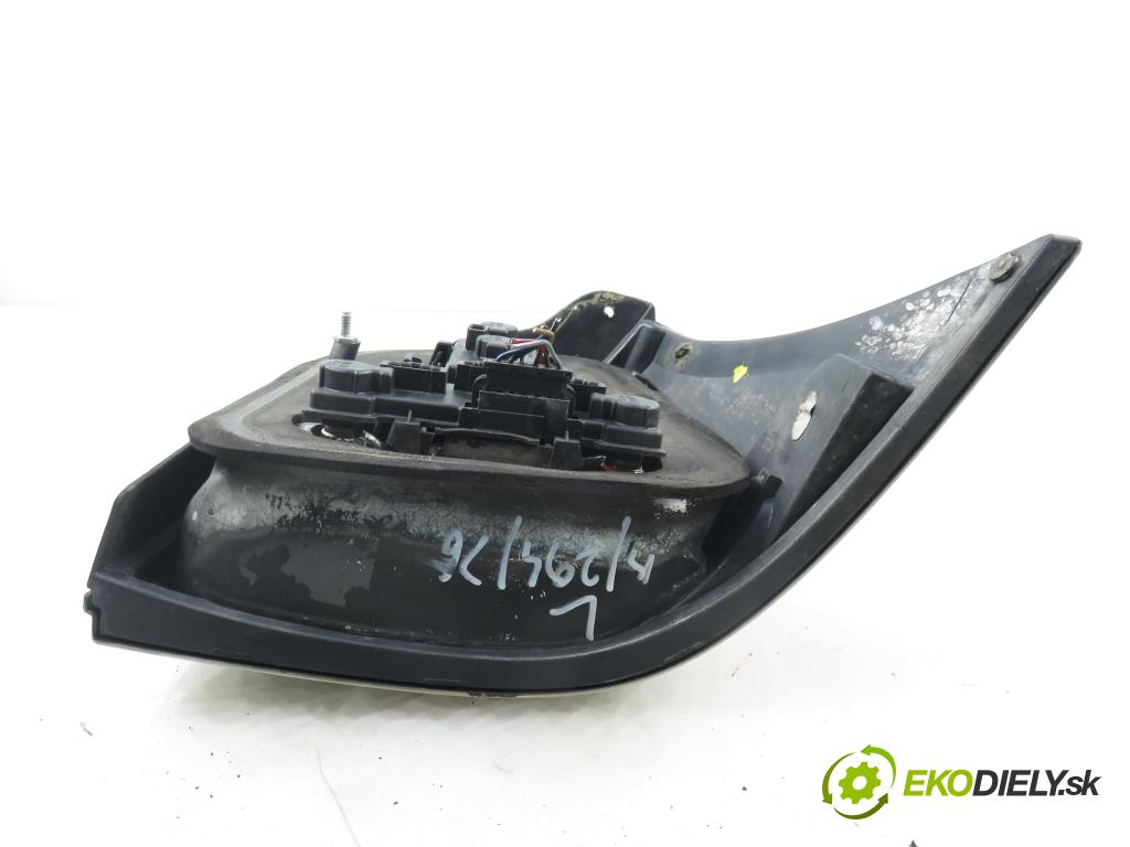 VW GOLF IV (1J1) HB 2001 66,00 1.9 TDI 90 - ALH 1896,00 svetla zadní část