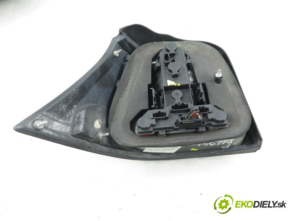 VW GOLF IV (1J1) HB 2001 66,00 1.9 TDI 90 - ALH 1896,00 svetla zadní část