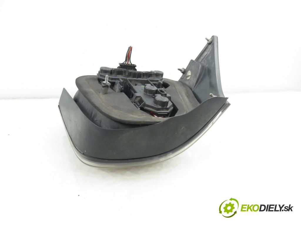 VW GOLF IV (1J1) HB 2001 66,00 1.9 TDI 90 - ALH 1896,00 svetla zadní část