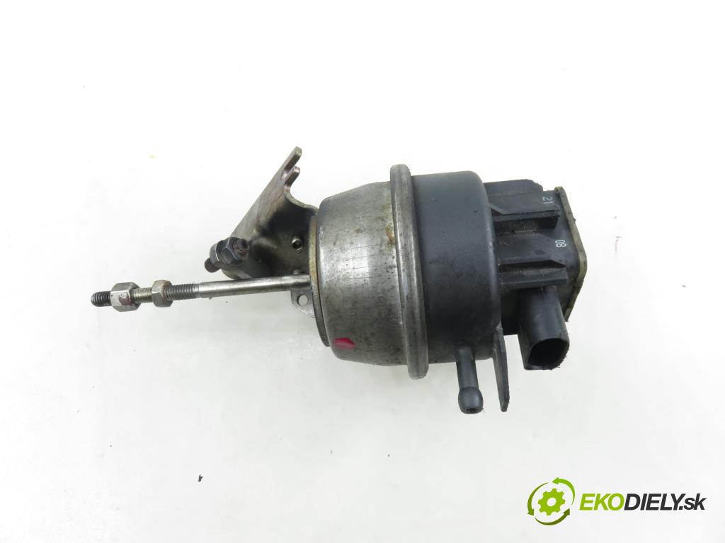 AUDI A4 Avant (8K5, B8) KOMBI 2008 105,00 2.0 TDI - CAGA 1968,00 Nastavovač turba  (Motorček ostatné)