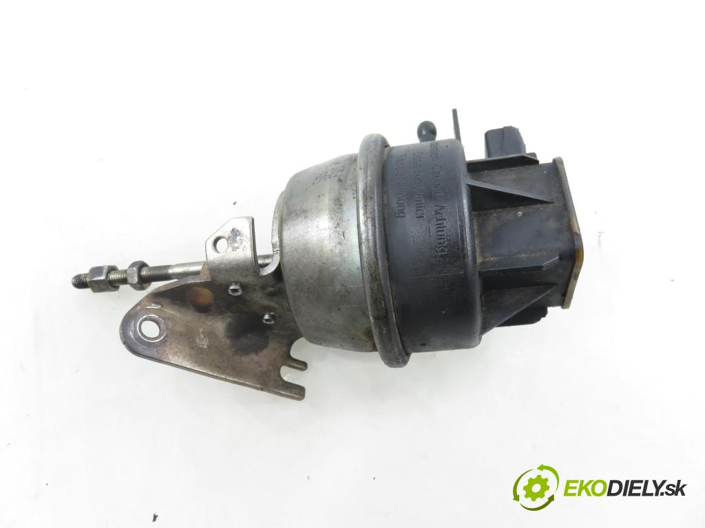 AUDI A4 Avant (8K5, B8) KOMBI 2008 105,00 2.0 TDI - CAGA 1968,00 Nastavovač turba  (Motorček ostatné)