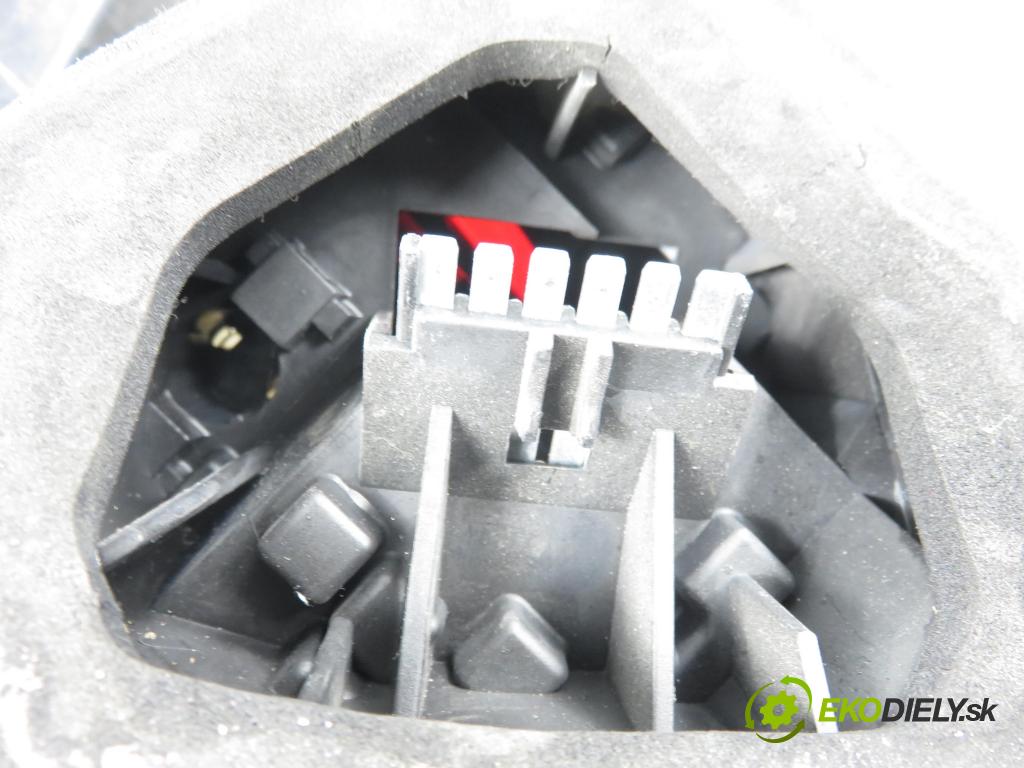 OPEL CORSA D (S07) HB 2010 70,00 1.3 CDTI - Z 13 DTE 1248,00 Svetlo pravé zadné 13269051