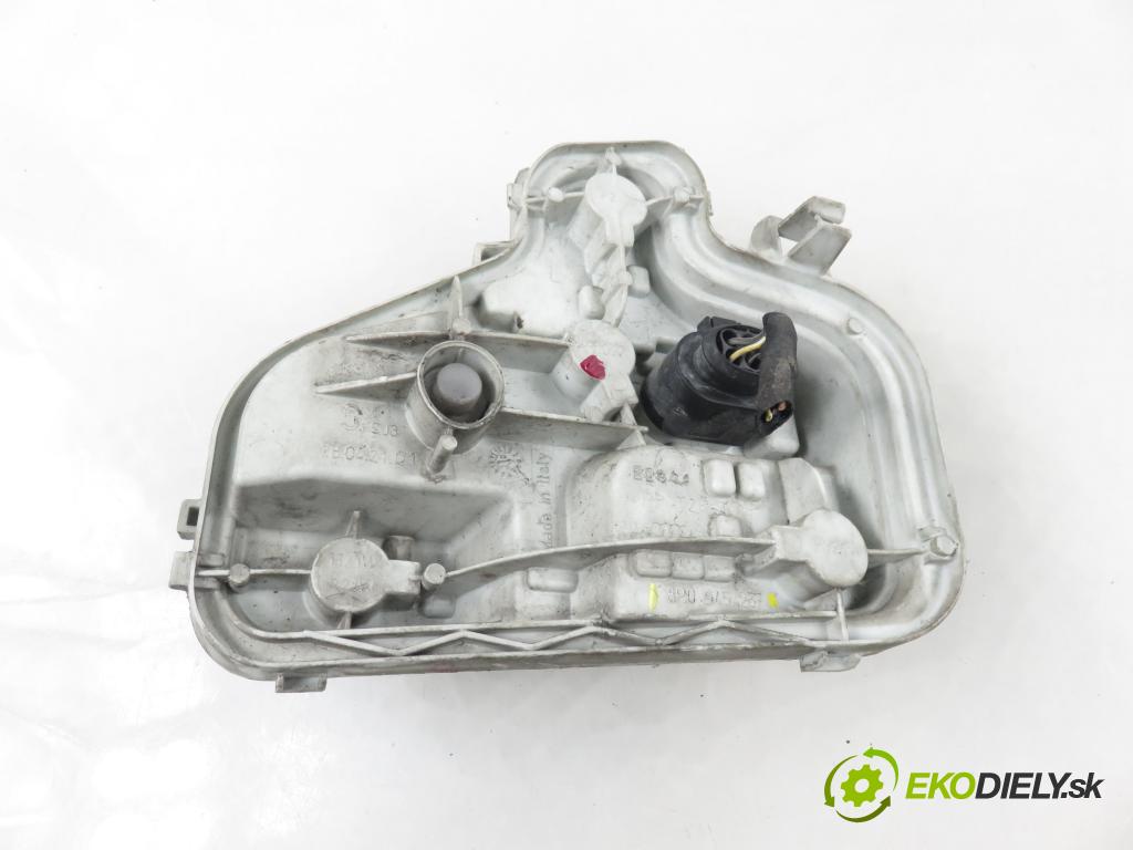 AUDI A3 (8P1) HB 2003 103,00 2.0 TDI PD 16V 140 1968,00 vložka svetla ľavy zadné 8P0945257