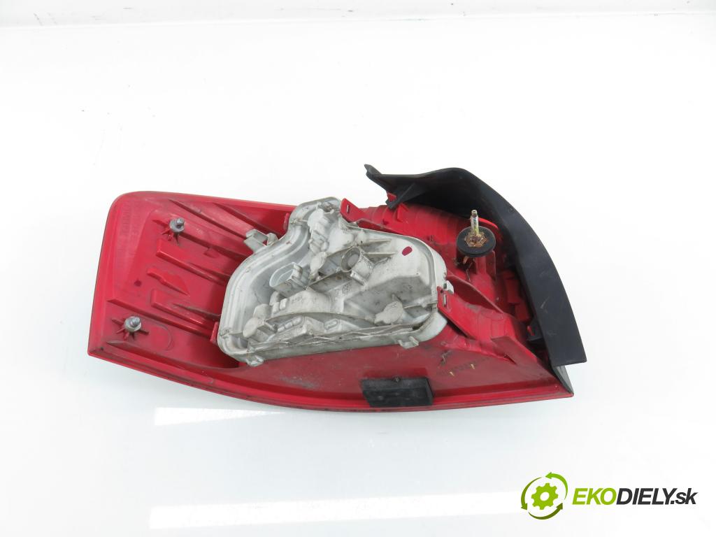 AUDI A3 (8P1) HB 2003 103,00 2.0 TDI PD 16V 140 1968,00 světlo pravé zadní 8P0945096