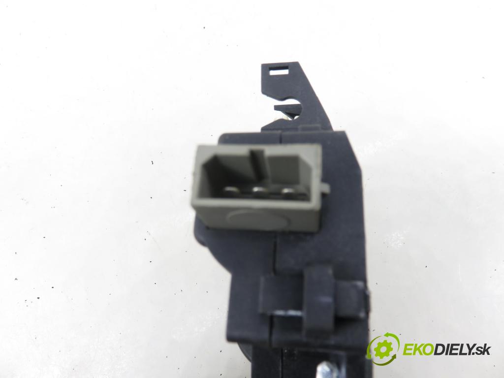 AUDI A5 (8T3) COUPE 2009 140,00 2.7 TDI - CGKA 2698,00 zámok dverí kufor 4F5827505D