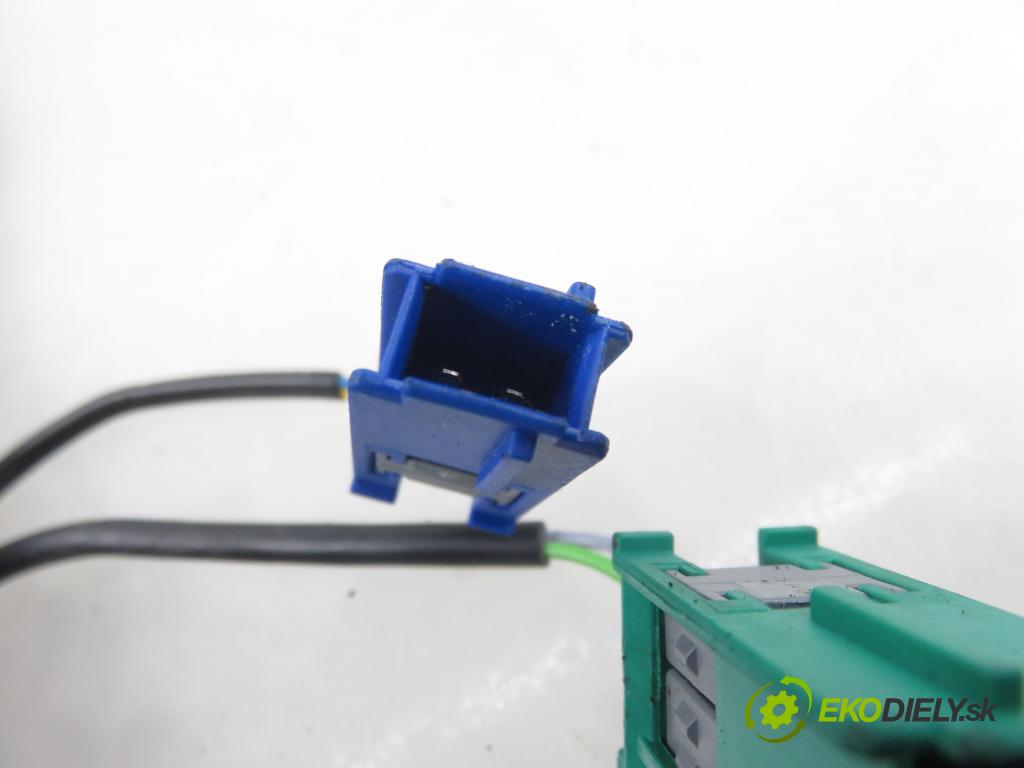 OPEL CORSA D (S07) HB 2010 70,00 1.3 CDTI - Z 13 DTE 1248,00 zapínače pásů PŘEDNÍ: 13286178