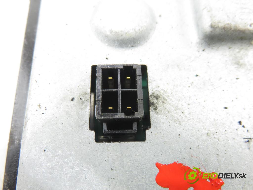 AUDI A4 (8E2, B6) SEDAN 2003 132,00 2.5 TDI V6 180 quattro - AKE 2496,00 Menič xenonová 73010157D