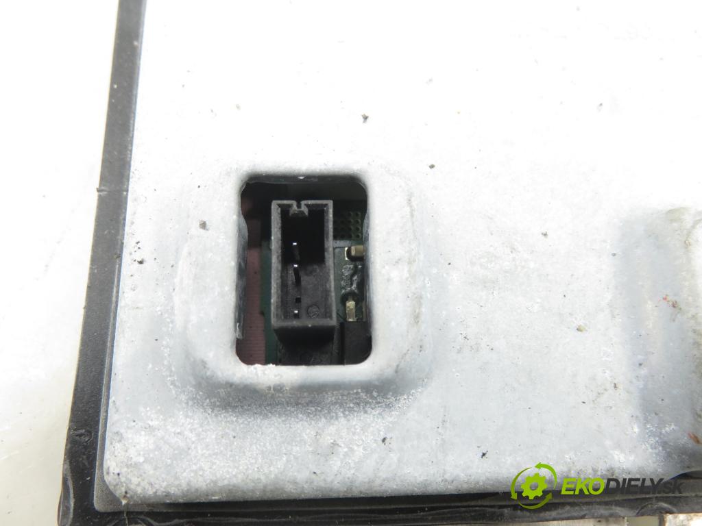 AUDI A4 (8E2, B6) SEDAN 2003 132,00 2.5 TDI V6 180 quattro - AKE 2496,00 Menič xenonová 73010157F