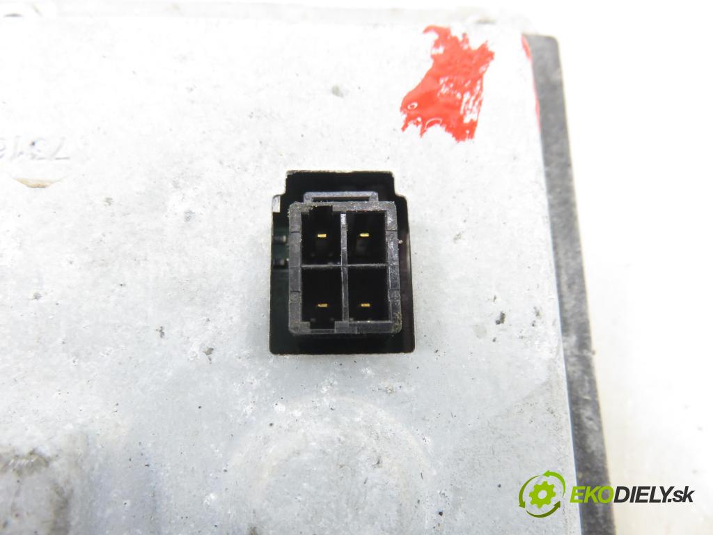 AUDI A4 (8E2, B6) SEDAN 2003 132,00 2.5 TDI V6 180 quattro - AKE 2496,00 Menič xenonová 73010157F