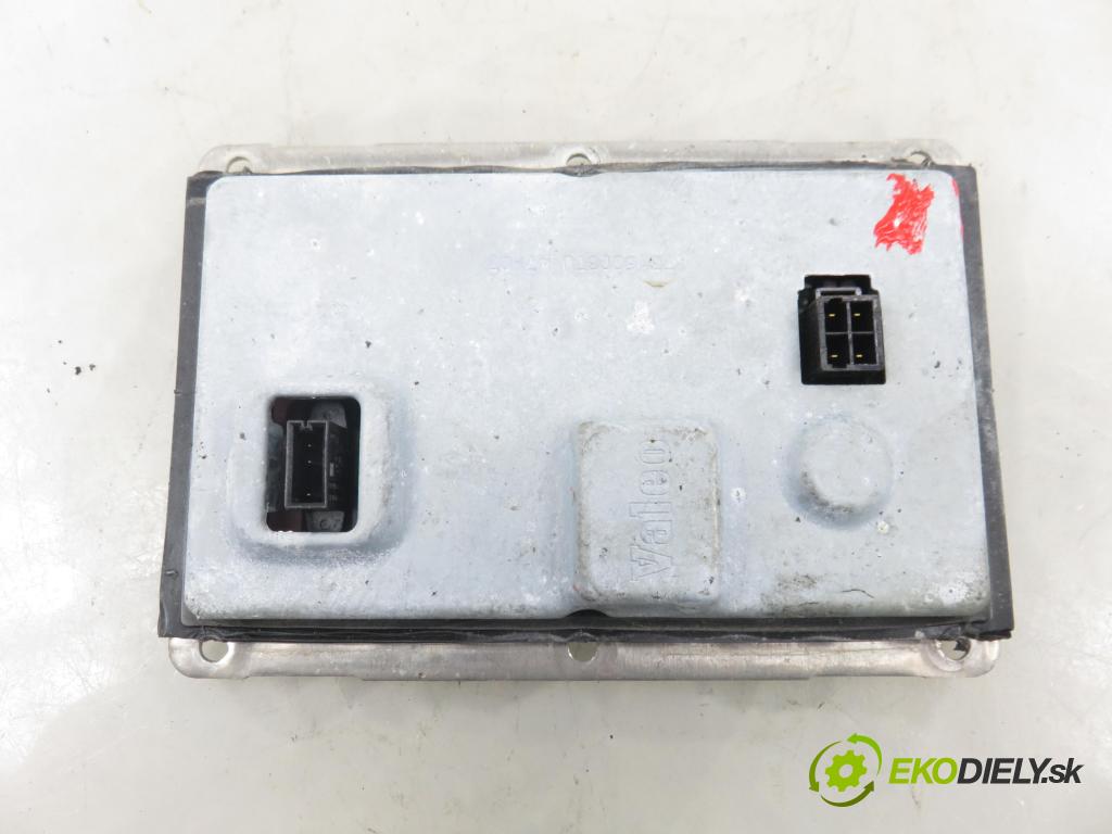 AUDI A4 (8E2, B6) SEDAN 2003 132,00 2.5 TDI V6 180 quattro - AKE 2496,00 Menič xenonová 73010157F