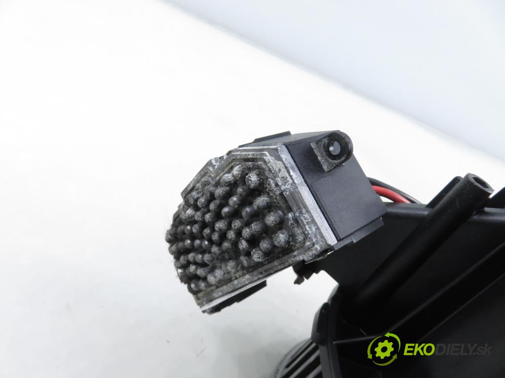 AUDI A4 Avant (8K5, B8) KOMBI 2008 100,00 2.0 TDI - CAGB 1968,00 ventilátor větráku 8K1820021 ; 8K0820521