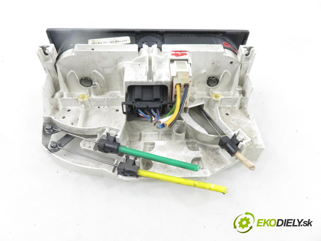 VW GOLF IV (1J1) HB 2003 74,00 1.9 TDI PD 101 - AXR 1896,00 Panel kúrenia KLIMATIZACE: 1J0820045F