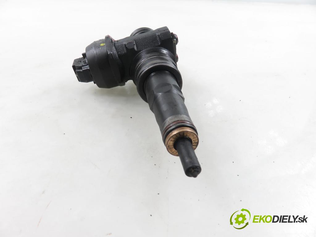 VW PASSAT B5.5 (3B3) SEDAN 2002 74,00 1.9 TDI PD 101 - AVB 1896,00 Vstrekovač 038130073AJ ; 04147320037 (Vstrekovač paliva)