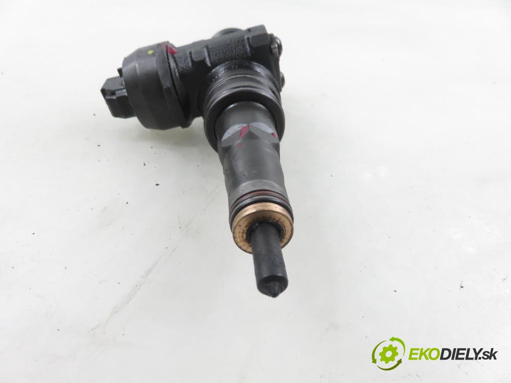 VW PASSAT B5.5 (3B3) SEDAN 2002 74,00 1.9 TDI PD 101 - AVB 1896,00 Vstrekovač 038130073AJ ; 0414720037 (Vstrekovač paliva)