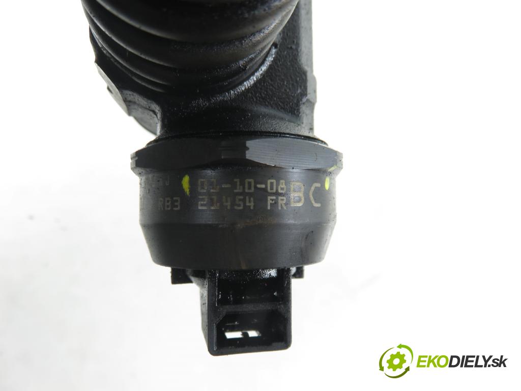 VW PASSAT B5.5 (3B3) SEDAN 2002 74,00 1.9 TDI PD 101 - AVB 1896,00 Vstrekovač 038130073AJ ; 0414720037 (Vstrekovač paliva)