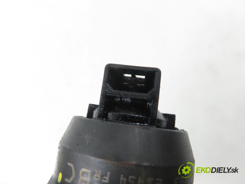 VW PASSAT B5.5 (3B3) SEDAN 2002 74,00 1.9 TDI PD 101 - AVB 1896,00 Vstrekovač 038130073AJ ; 0414720037 (Vstrekovač paliva)