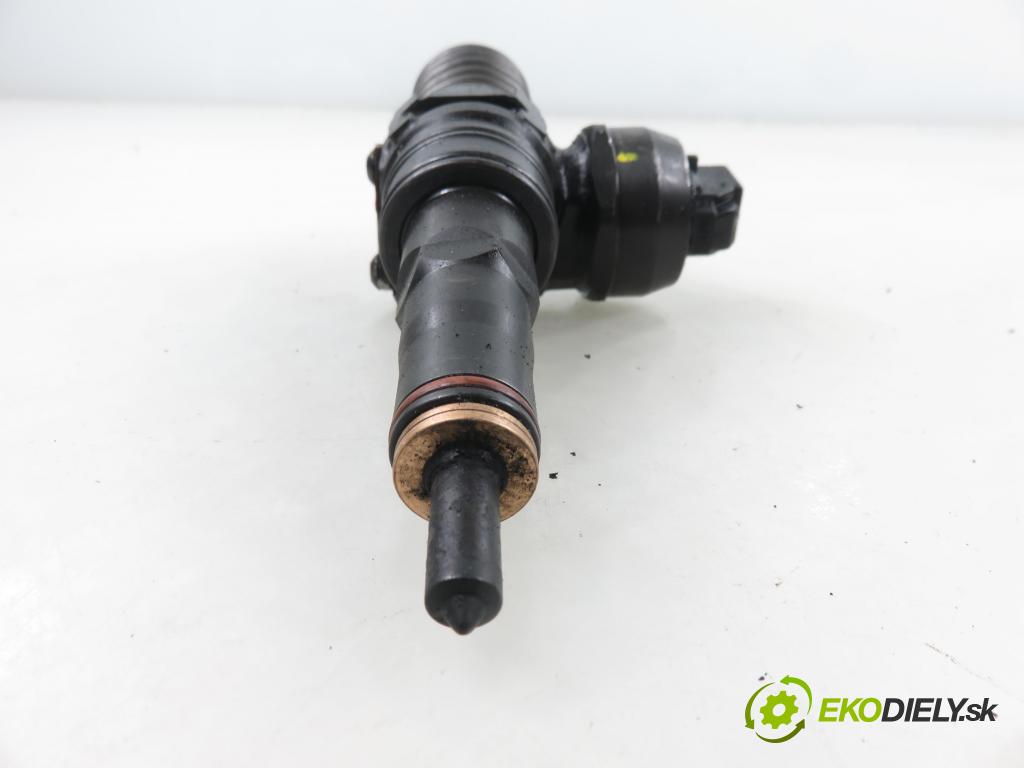 VW PASSAT B5.5 (3B3) SEDAN 2002 74,00 1.9 TDI PD 101 - AVB 1896,00 Vstrekovač 038130073AJ ; 0414720037 (Vstrekovač paliva)