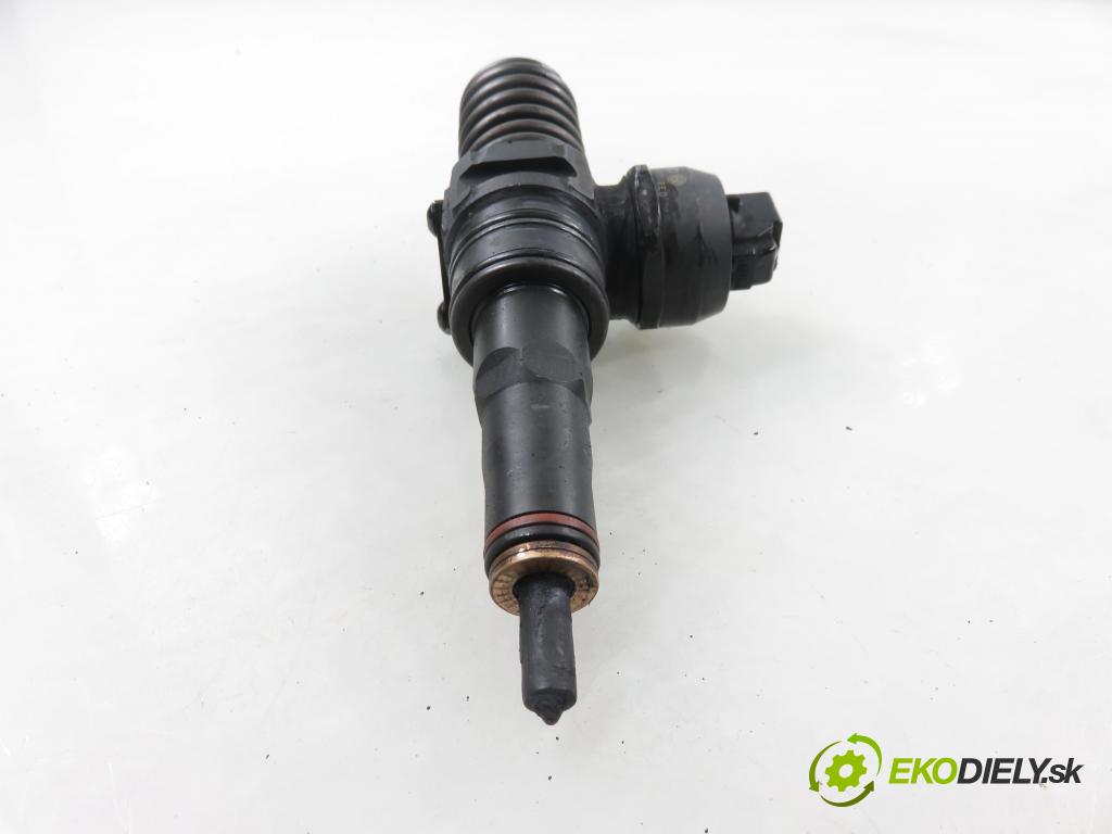 VW PASSAT B5.5 (3B3) SEDAN 2002 74,00 1.9 TDI PD 101 - AVB 1896,00 Vstrekovač 038130073AJ ; 04714720037 (Vstrekovač paliva)