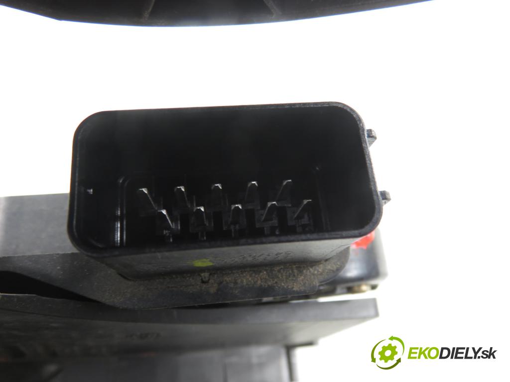 VOLVO V50 (MW) KOMBI 2006 80,00 1.6 D - 109  D 4164 T 1560,00 zámok PTE 30753674