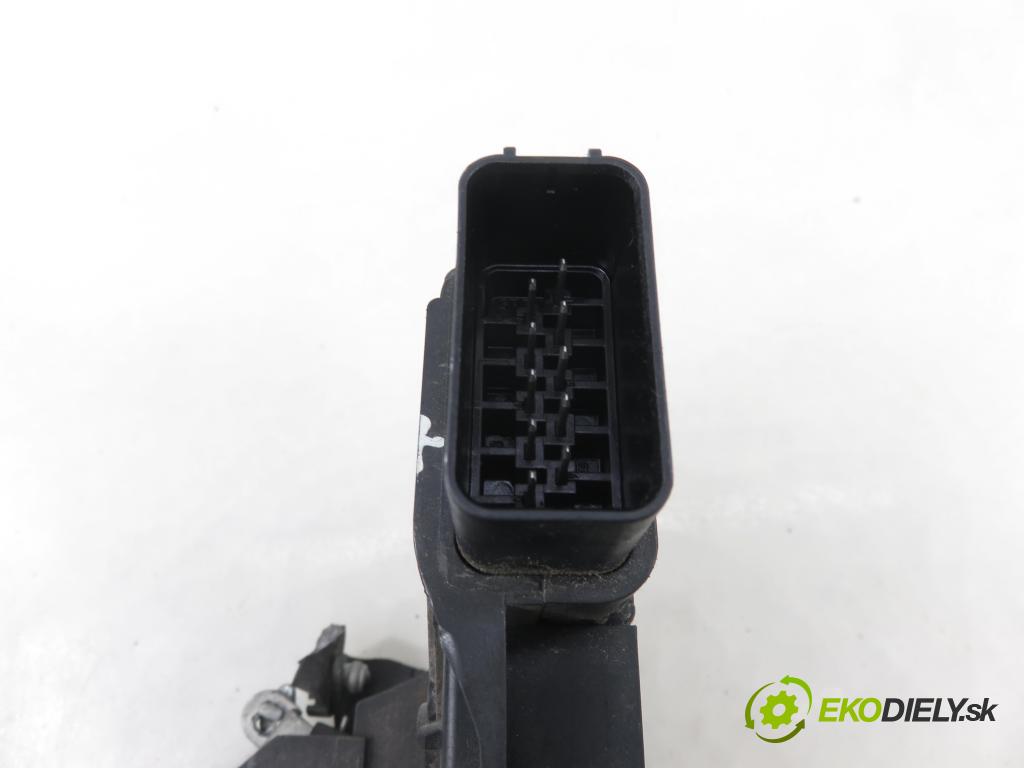 VOLVO V50 (MW) KOMBI 2006 80,00 1.6 D - 109  D 4164 T 1560,00 zámok 30753658