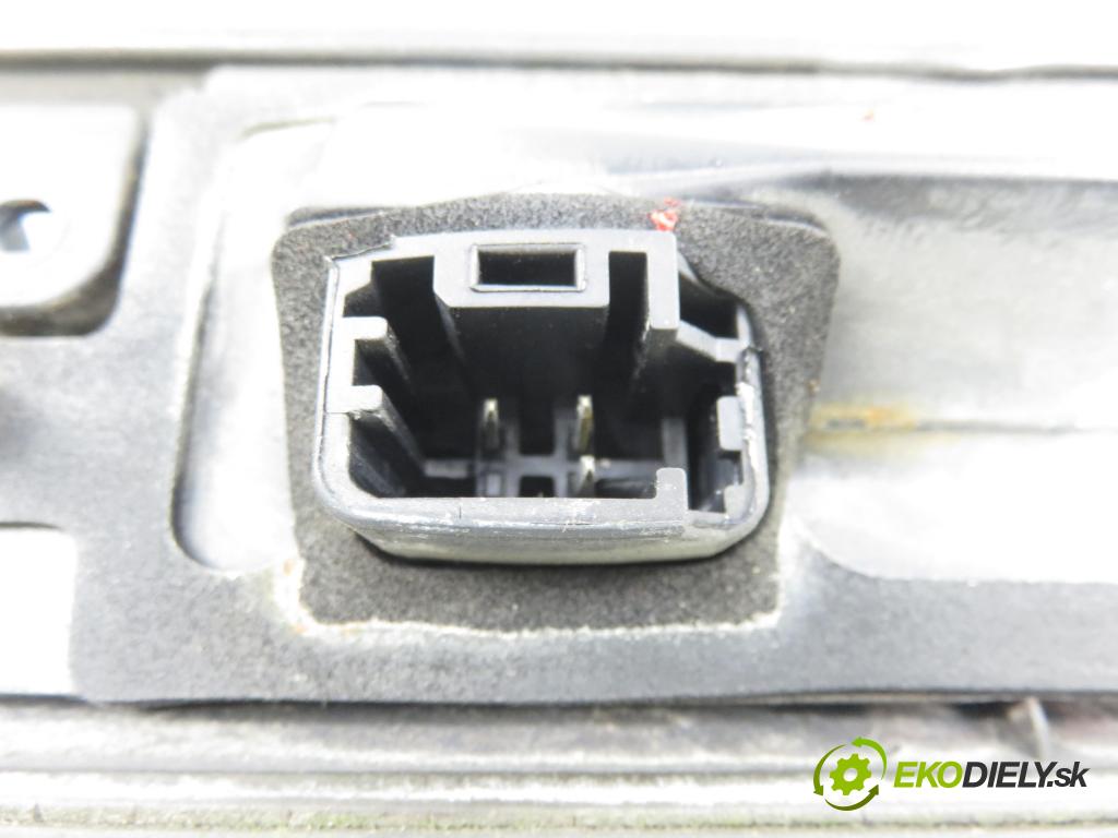 VOLVO V50 (MW) KOMBI 2006 80,00 1.6 D - 109  D 4164 T 1560,00 zadní část - čelo dveří kufr P1200455