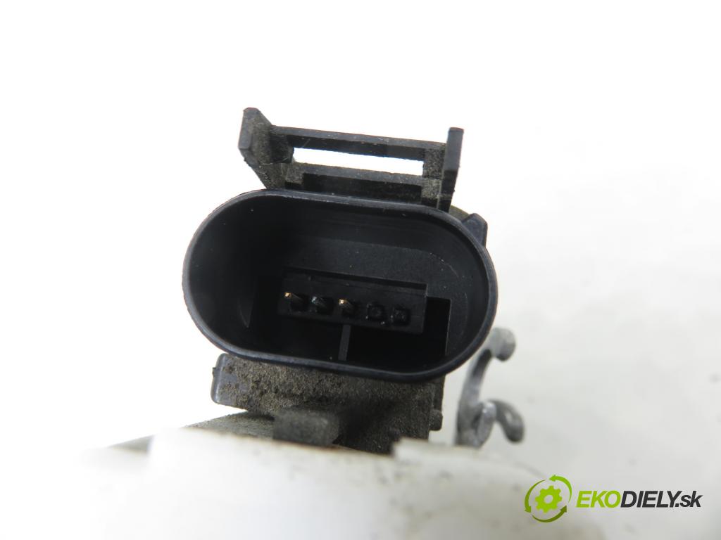 AUDI A4 (8D2, B5) KOMBI 1998 81,00 1.9 TDI 110 - AFN 1896,00 zámok LPM 8D1837015F