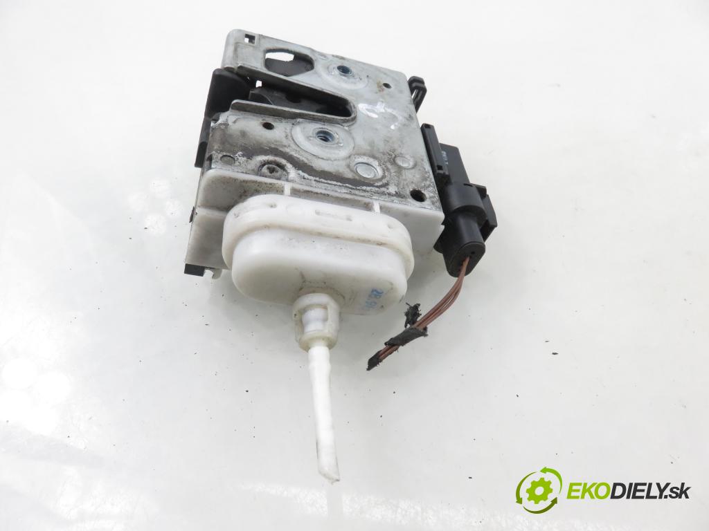 AUDI A4 (8D2, B5) KOMBI 1998 81,00 1.9 TDI 110 - AFN 1896,00 zámok LPM 8D1837015F