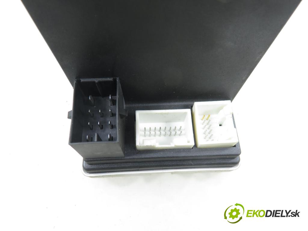 AUDI A4 (8D2, B5) KOMBI 1998 81,00 1.9 TDI 110 - AFN 1896,00 motorek zámku centrálního 8L0862257L