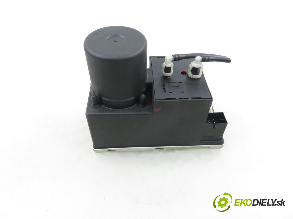 AUDI A4 (8D2, B5) KOMBI 1998 81,00 1.9 TDI 110 - AFN 1896,00 motorek zámku centrálního 8L0862257L