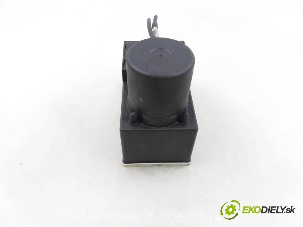 AUDI A4 (8D2, B5) KOMBI 1998 81,00 1.9 TDI 110 - AFN 1896,00 motorek zámku centrálního 8L0862257L