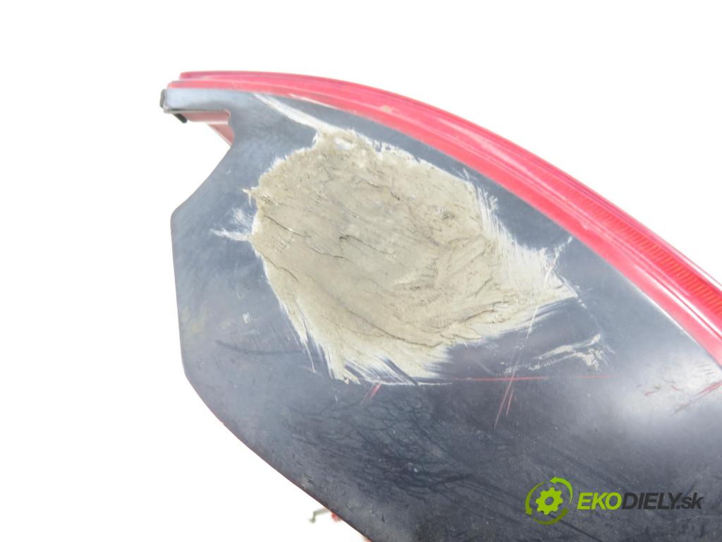 AUDI A4 (8D2, B5) KOMBI 1998 81,00 1.9 TDI 110 - AFN 1896,00 Svetlo pravé zadné 8D9945096