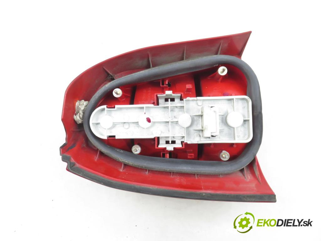 AUDI A4 (8D2, B5) KOMBI 1998 81,00 1.9 TDI 110 - AFN 1896,00 Svetlo pravé zadné 8D9945096