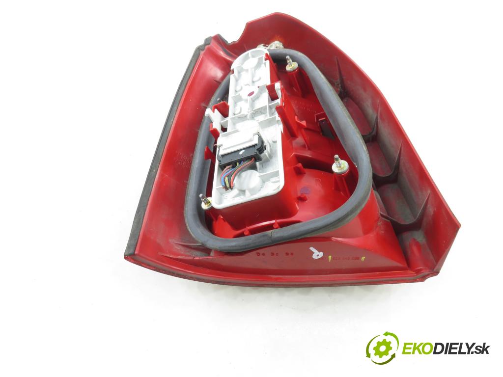 AUDI A4 (8D2, B5) KOMBI 1998 81,00 1.9 TDI 110 - AFN 1896,00 Svetlo pravé zadné 8D9945096