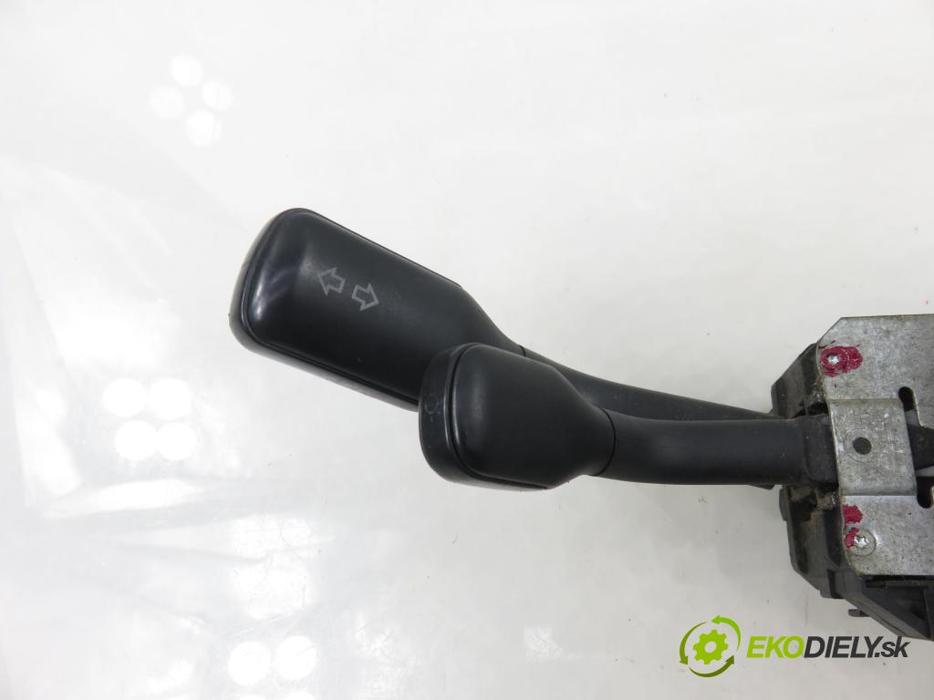 AUDI A4 (8D2, B5) KOMBI 1998 81,00 1.9 TDI 110 - AFN 1896,00 páčka/prepínač 4D0953513D