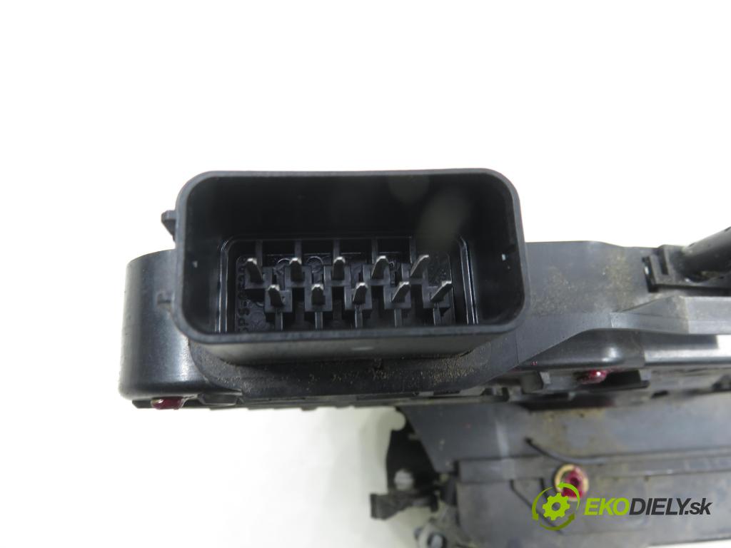 VOLVO V50 (MW) KOMBI 2006 80,00 1.6 D - 109  D 4164 T 1560,00 zámok 30753668