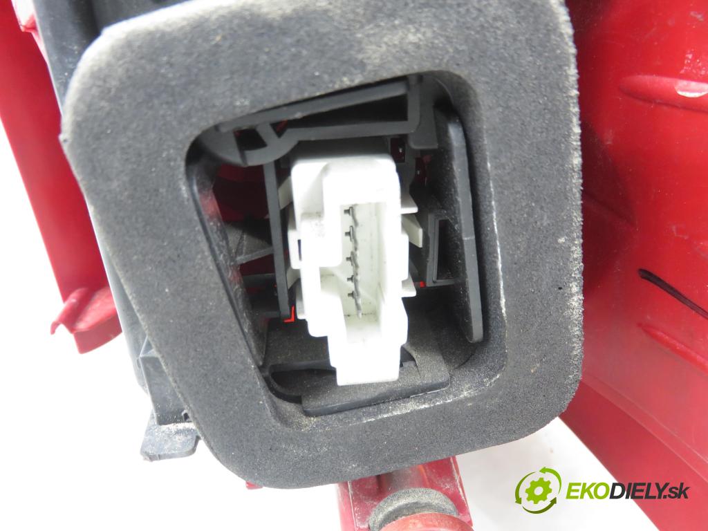 PEUGEOT 307 SW (3H) KOMBI 2007 103,00 2.0 16V - RFN (EW10J4) 1997,00 světlo levé zadní 557686A