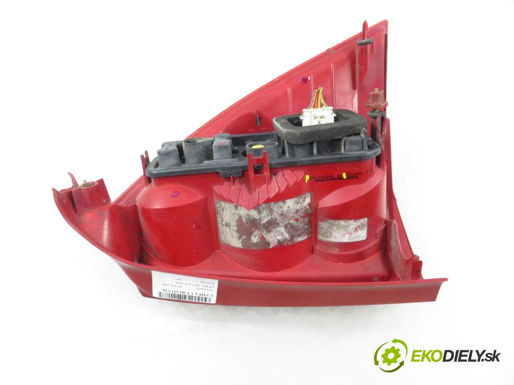 PEUGEOT 307 SW (3H) KOMBI 2007 103,00 2.0 16V - RFN (EW10J4) 1997,00 světlo levé zadní 557686A