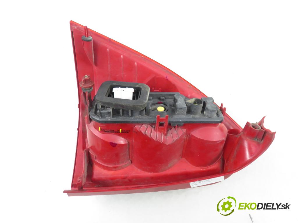 PEUGEOT 307 SW (3H) KOMBI 2007 103,00 2.0 16V - RFN (EW10J4) 1997,00 Svetlo pravé zadné 557684A