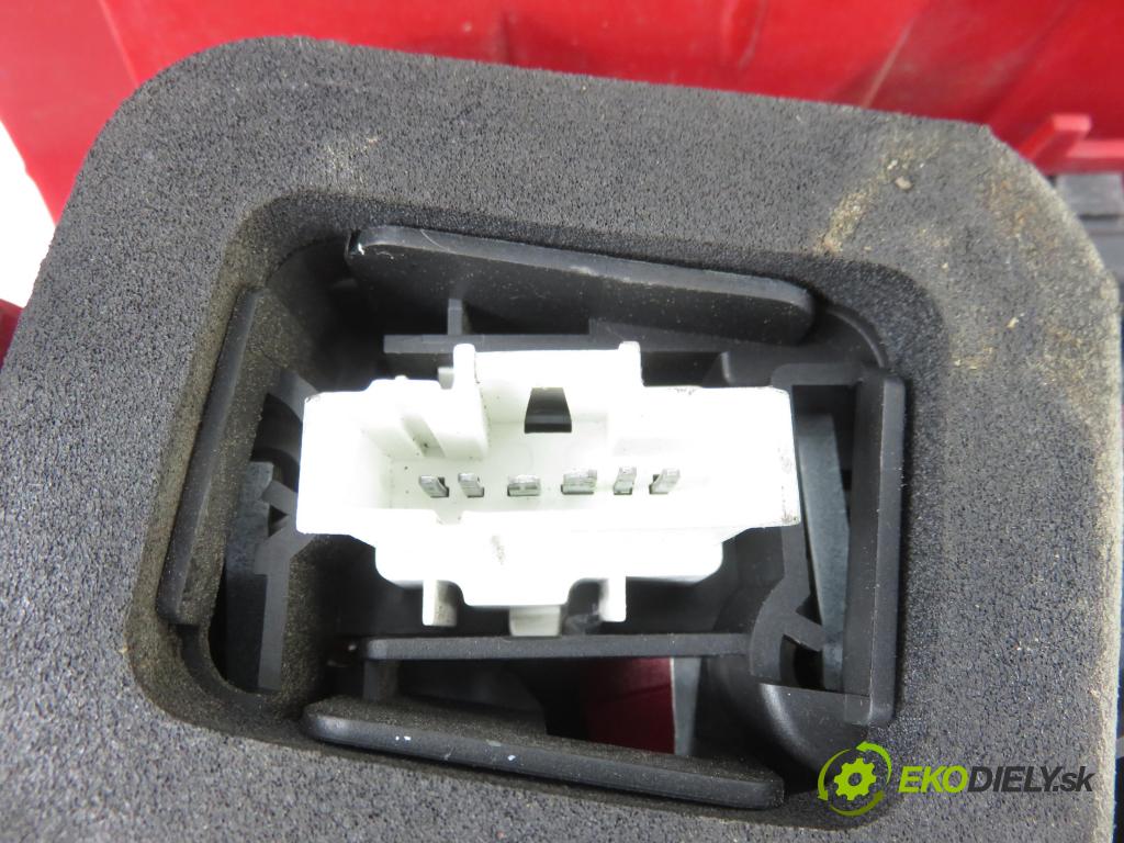 PEUGEOT 307 SW (3H) KOMBI 2007 103,00 2.0 16V - RFN (EW10J4) 1997,00 Svetlo pravé zadné 557684A