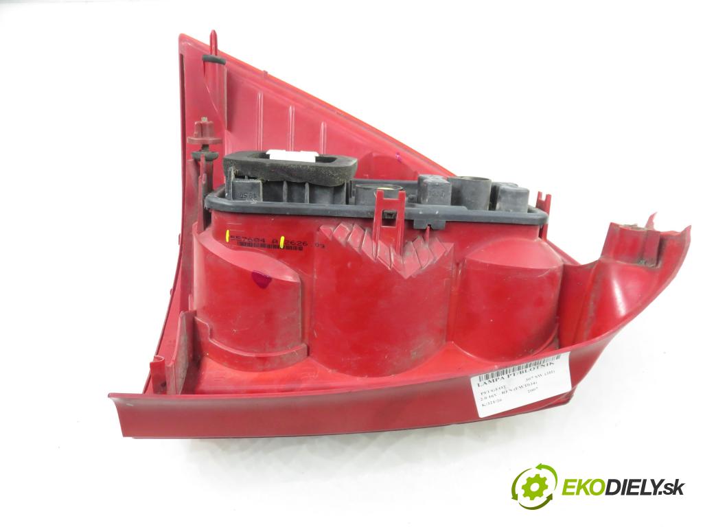 PEUGEOT 307 SW (3H) KOMBI 2007 103,00 2.0 16V - RFN (EW10J4) 1997,00 Svetlo pravé zadné 557684A