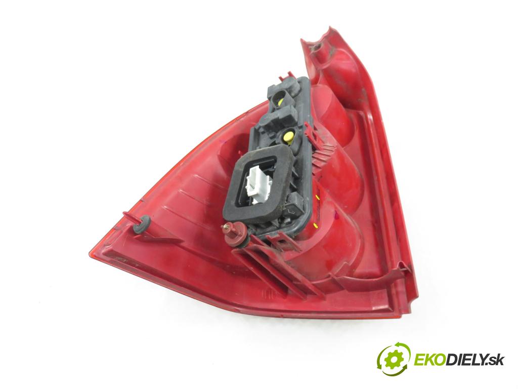 PEUGEOT 307 SW (3H) KOMBI 2007 103,00 2.0 16V - RFN (EW10J4) 1997,00 Svetlo pravé zadné 557684A