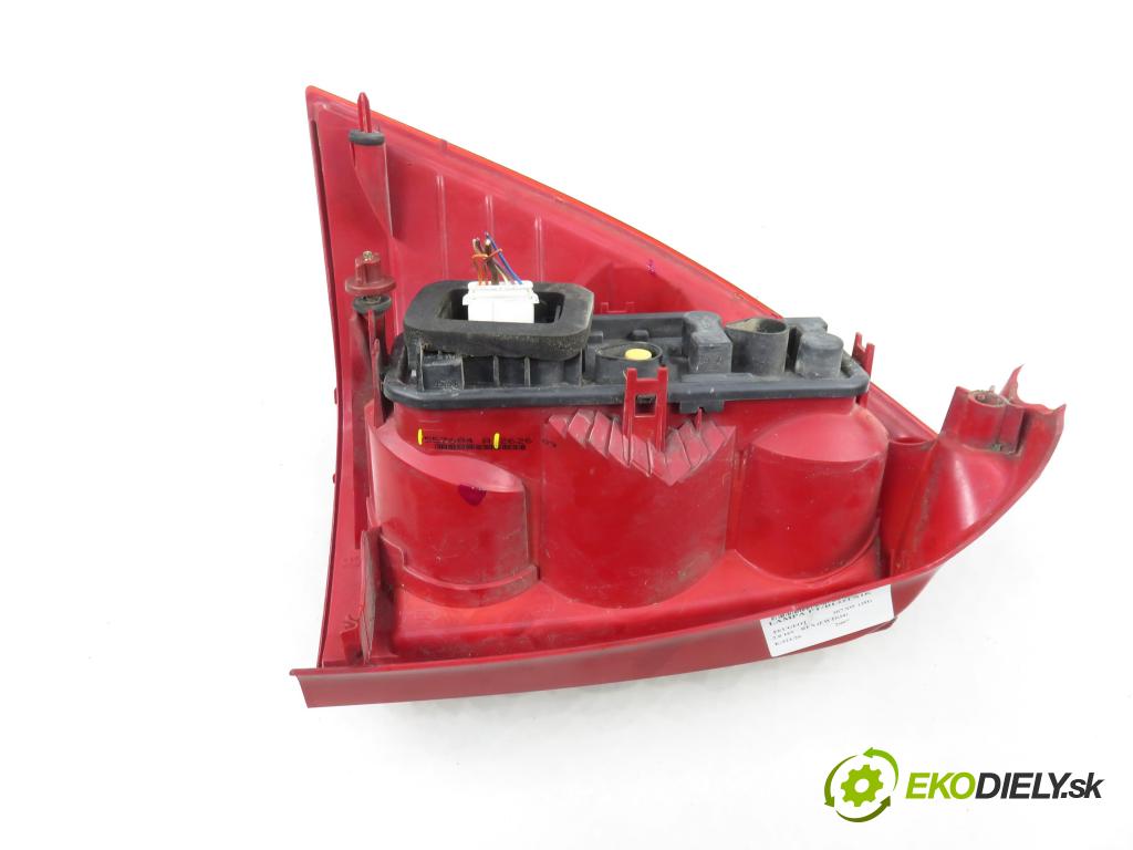 PEUGEOT 307 SW (3H) KOMBI 2007 103,00 2.0 16V - RFN (EW10J4) 1997,00 Svetlo pravé zadné 557684A