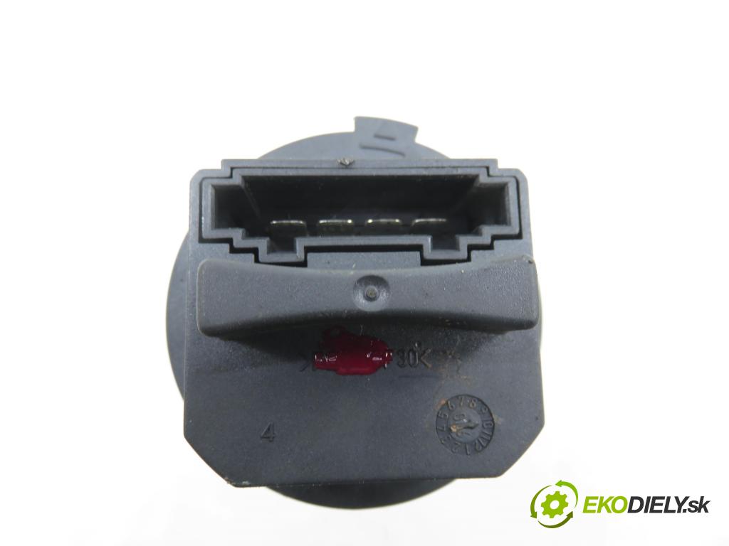 PEUGEOT 307 SW (3H) KOMBI 2007 103,00 2.0 16V - RFN (EW10J4) 1997,00 rezistor / REOSTAT: topení F8840002 ; 5HL00894103