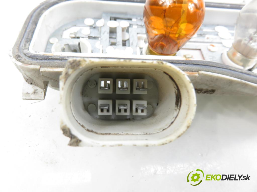 AUDI A4 Avant (8E5, B6) KOMBI 2003 96,00 1.9 TDI PD 130 - AVF 1896,00 vložka svetla pravy zadné 8E9945258