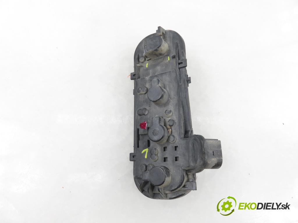 AUDI A4 Avant (8E5, B6) KOMBI 2003 96,00 1.9 TDI PD 130 - AVF 1896,00 PŘÍSPĚVEK svetla levý ZADNÍ: 8E9945257