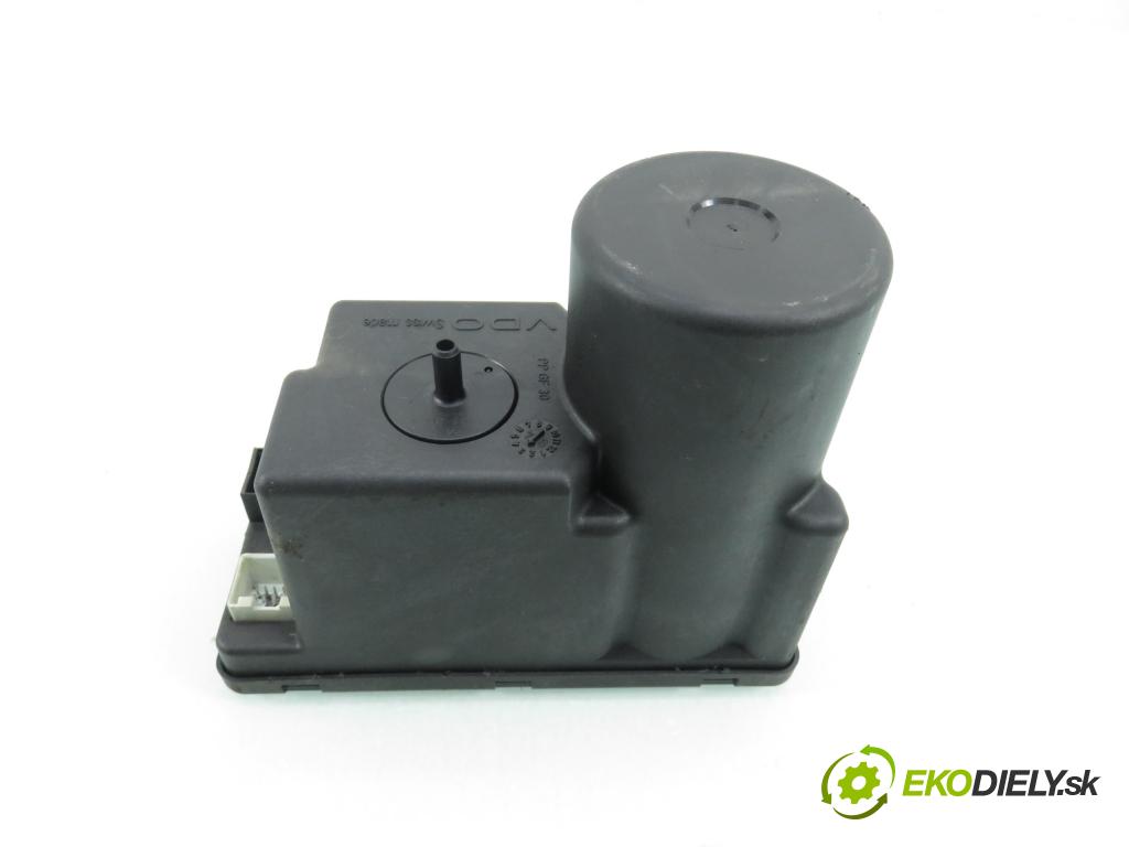 AUDI 80 Avant (8C, B4) KOMBI 1992 85,00 2.0 E - ABK 1984,00 motorek zámku centrálního 4A0862257A