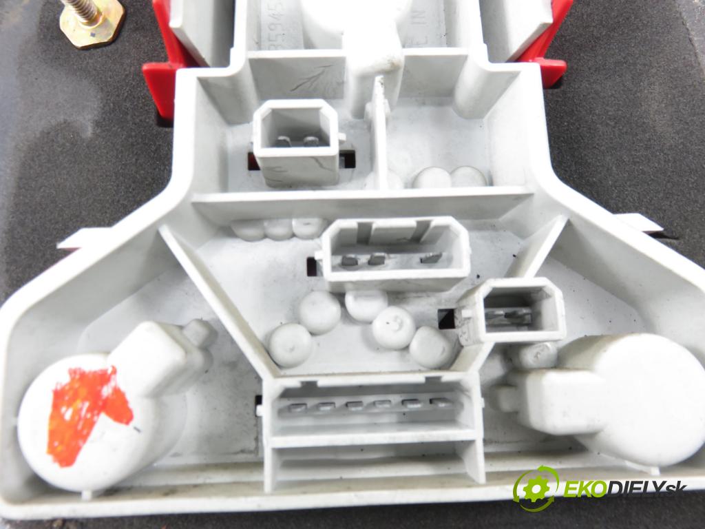 VW PASSAT B5 (3B2) SEDAN 1997 92,00 1.8 20V 125 - ADR 1781,00 světlo levé zadní 3B5945095F