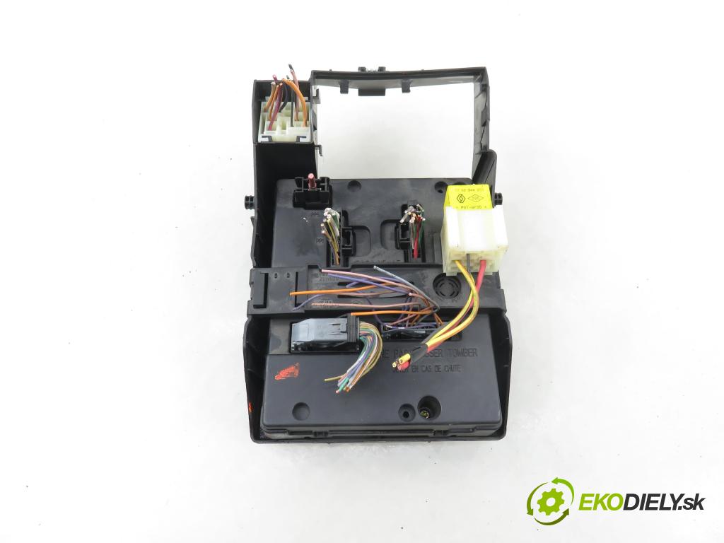 RENAULT SCENIC I (JA0/1_) MINIVAN 2000 70,00 1.4 16V 95 -  K4J 750 1390,00 MODUL BSI 8200029342A ; S108502610C